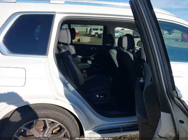 5UXCW2C01N9L72533 2022 BMW X7 - Image 8
