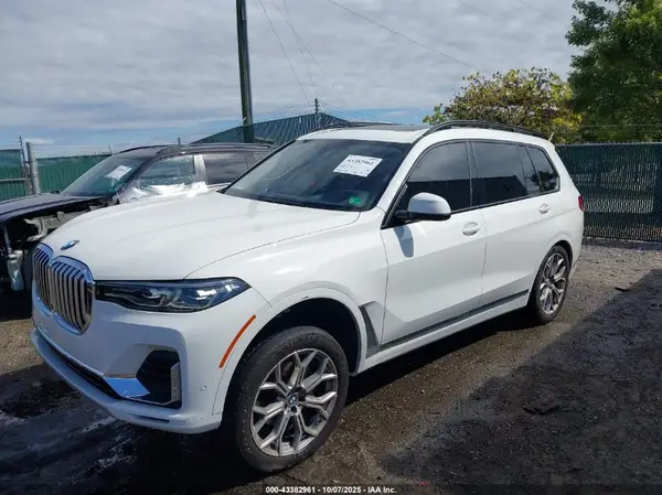 5UXCW2C01N9M36733 2022 BMW X7 - Image 2