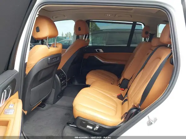 5UXCW2C01N9M36733 2022 BMW X7 - Image 8
