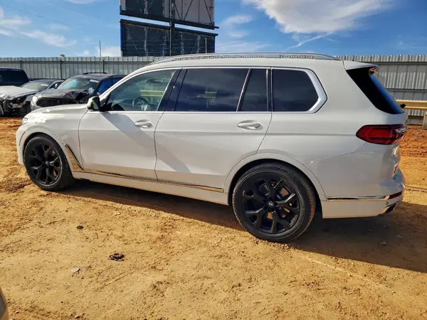5UXCW2C02M9E17318 2021 BMW X7 - Image 2