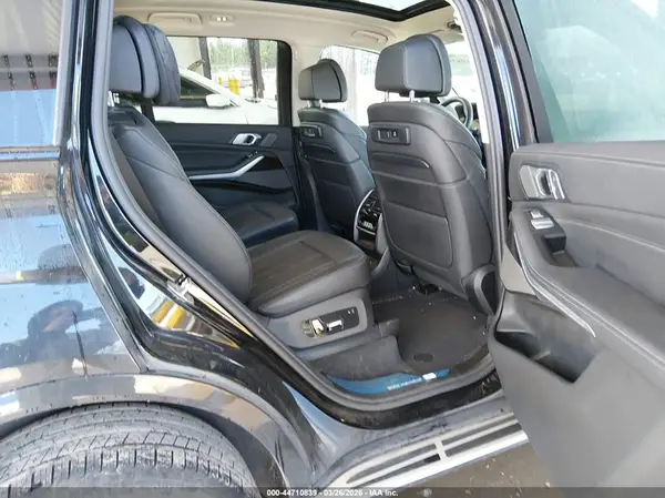 5UXCW2C02M9G63818 2021 BMW X7 - Image 8