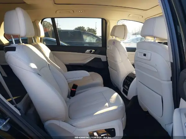 5UXCW2C03M9F77496 2021 BMW X7 - Image 8