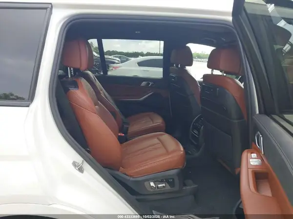 5UXCW2C05N9K01283 2022 BMW X7 - Image 8
