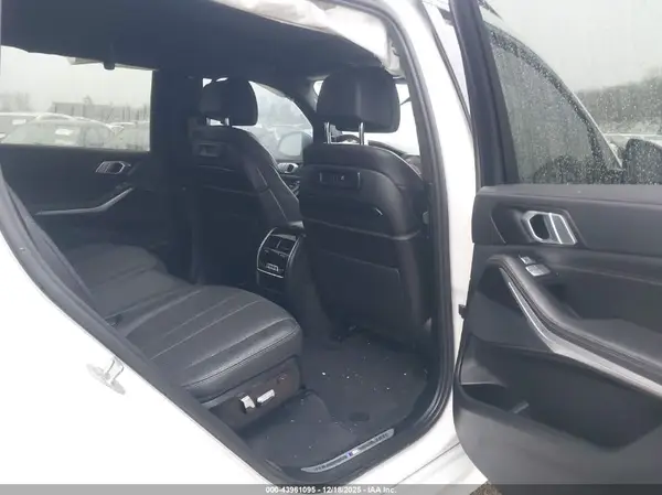 5UXCW2C05N9K70104 2022 BMW X7 - Image 8