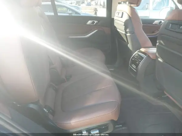 5UXCW2C06N9L19603 2022 BMW X7 - Image 8