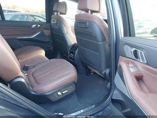 5UXCW2C06N9M25193 2022 BMW X7 - Image 8
