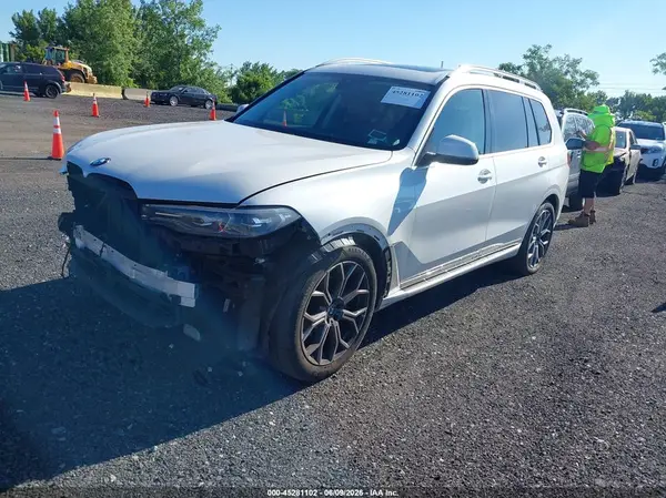5UXCW2C09L9C72227 2020 BMW X7 - Image 2