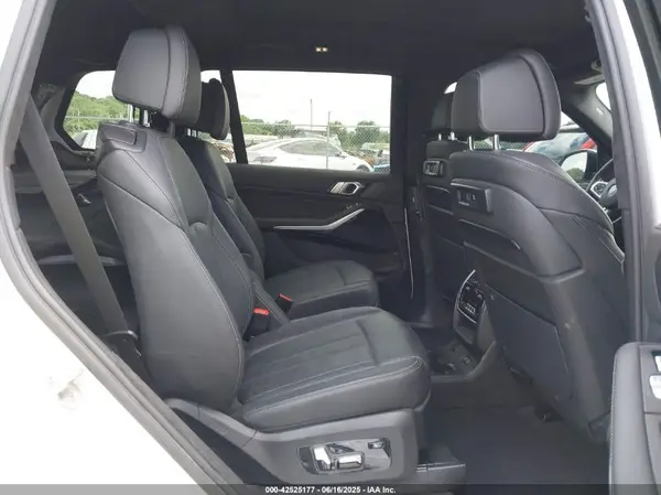 5UXCW2C09M9H53662 2021 BMW X7 - Image 8