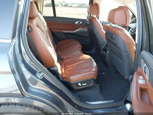 5UXCW2C52KLB43632 2019 BMW X7 - Image 8