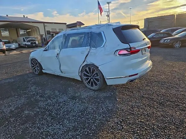 5UXCW2C57KL086101 2019 BMW X7 - Image 2