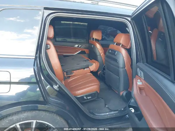 5UXCX4C51KLB39662 2019 BMW X7 - Image 8