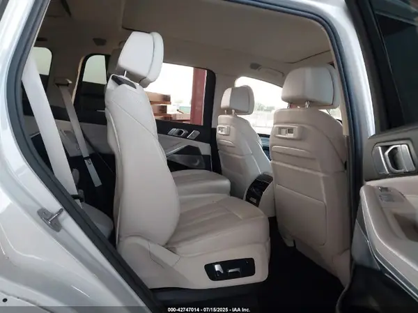 5UXCX4C53KLS37203 2019 BMW X7 - Image 8