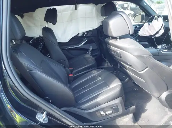 5UXCX4C53KLS37427 2019 BMW X7 - Image 8
