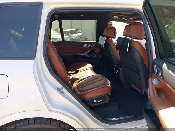 5UXCX4C54KLS37579 2019 BMW X7 - Image 8