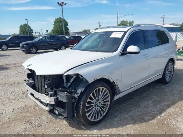 5UXCX4C57KLS36538 2019 BMW X7 - Image 2