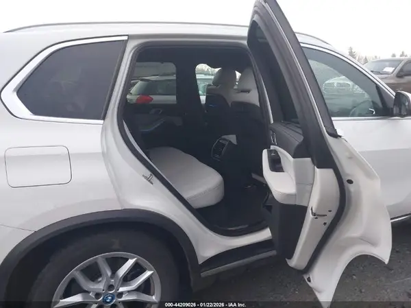 5UXTA6C06P9N46394 2023 BMW X5 - Image 8