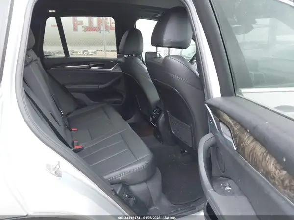 5UXTR7C53KLR51831 2019 BMW X3 - Image 8