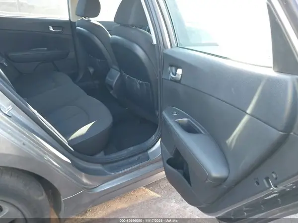 5XXGT4L11GG079821 2016 KIA OPTIMA - Image 8