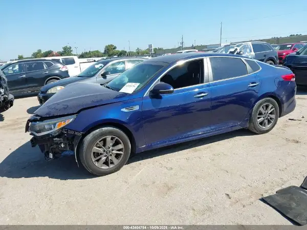 5XXGT4L15JG202883 2018 KIA OPTIMA - Image 2
