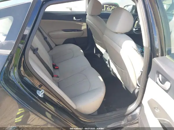 5XXGT4L30GG002021 2016 KIA OPTIMA - Image 8