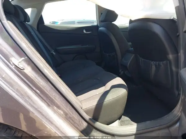 5XXGT4L30HG146573 2017 KIA OPTIMA - Image 8