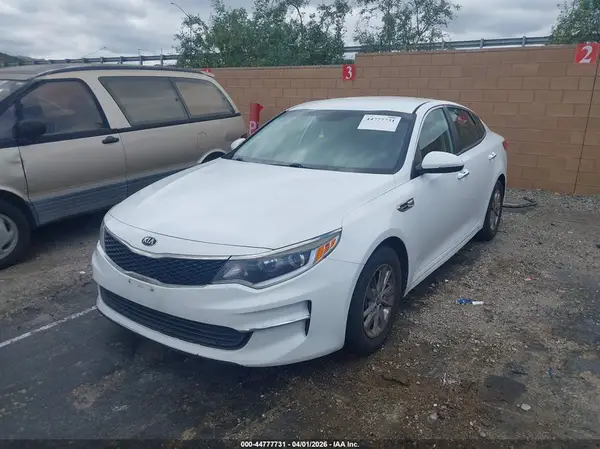 5XXGT4L30JG198582 2018 KIA OPTIMA - Image 2