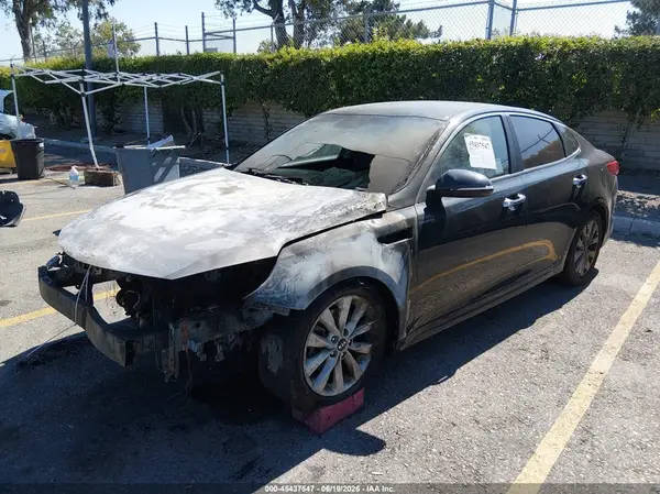 5XXGT4L30JG201027 2018 KIA OPTIMA - Image 2