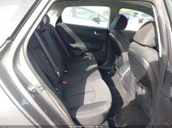 5XXGT4L30JG215719 2018 KIA OPTIMA - Image 8