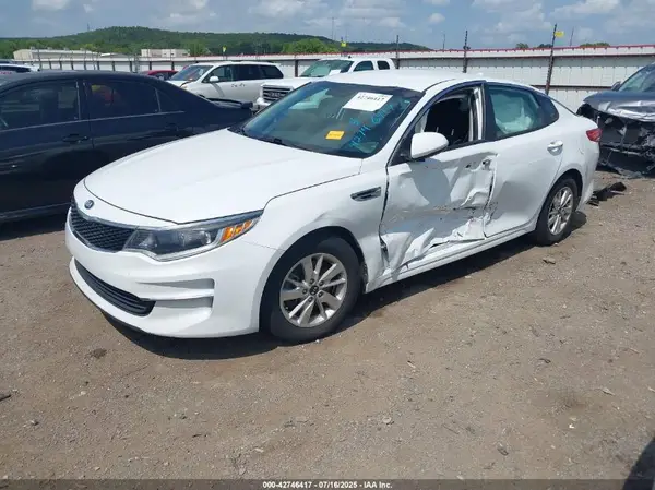 5XXGT4L30JG235372 2018 KIA OPTIMA - Image 2