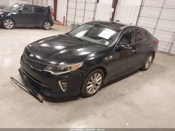 5XXGT4L30JG243701 2018 KIA OPTIMA - Image 2