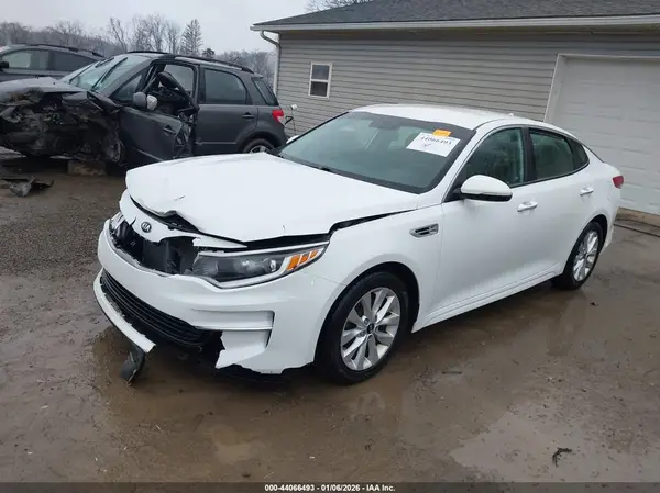 5XXGT4L30JG252575 2018 KIA OPTIMA - Image 2