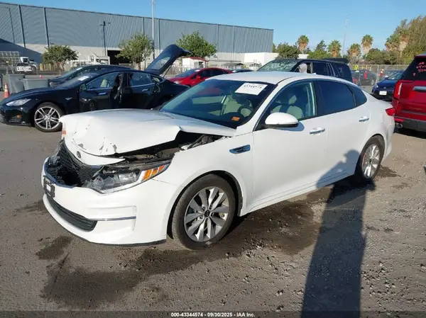 5XXGT4L30JG256996 2018 KIA OPTIMA - Image 2