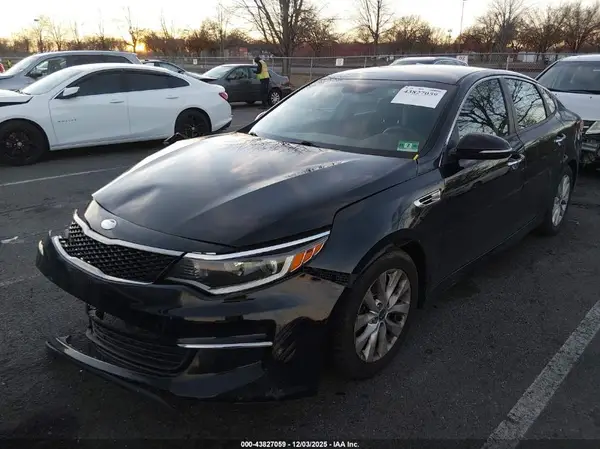 5XXGT4L30JG267917 2018 KIA OPTIMA - Image 2