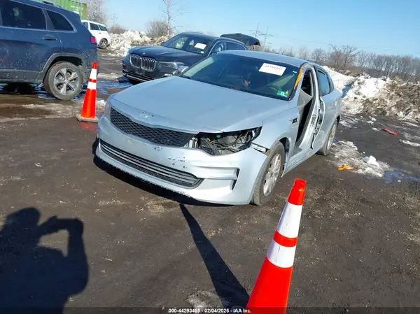 5XXGT4L31JG190068 2018 KIA OPTIMA - Image 2