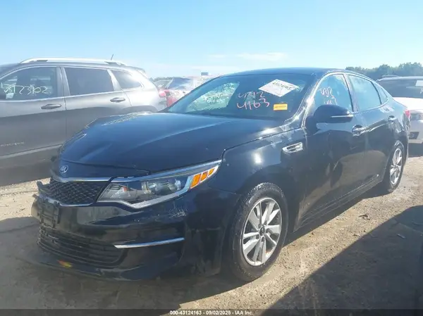 5XXGT4L32JG213065 2018 KIA OPTIMA - Image 2
