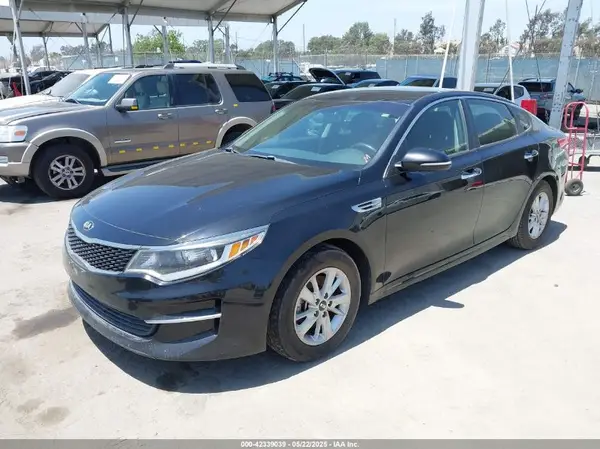 5XXGT4L32JG215768 2018 KIA OPTIMA - Image 2