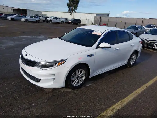5XXGT4L32JG218556 2018 KIA OPTIMA - Image 2