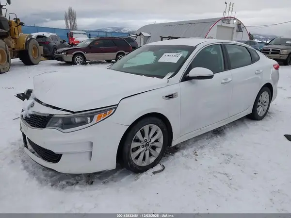5XXGT4L32JG255882 2018 KIA OPTIMA - Image 2