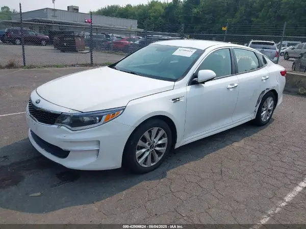 5XXGT4L32JG261665 2018 KIA OPTIMA - Image 2