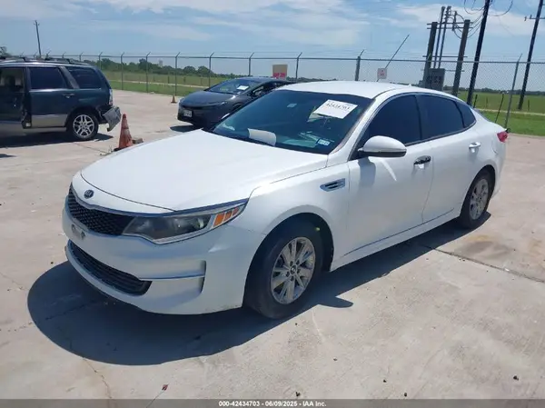 5XXGT4L33JG207212 2018 KIA OPTIMA - Image 2
