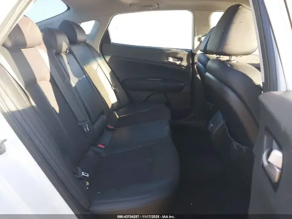 5XXGT4L33JG243563 2018 KIA OPTIMA - Image 8