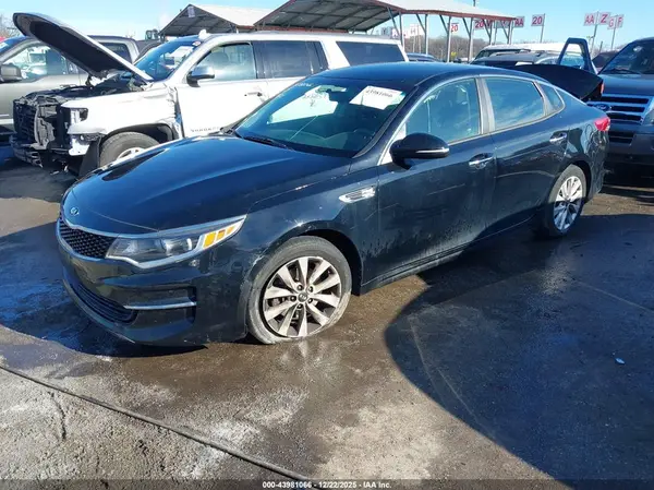 5XXGT4L33JG267913 2018 KIA OPTIMA - Image 2