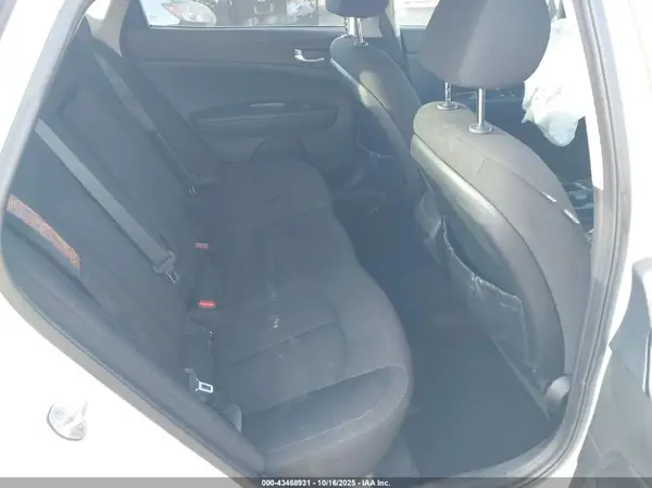 5XXGT4L34HG147967 2017 KIA OPTIMA - Image 8