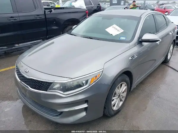 5XXGT4L34JG228375 2018 KIA OPTIMA - Image 2