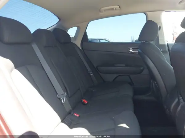5XXGT4L34JG239585 2018 KIA OPTIMA - Image 8