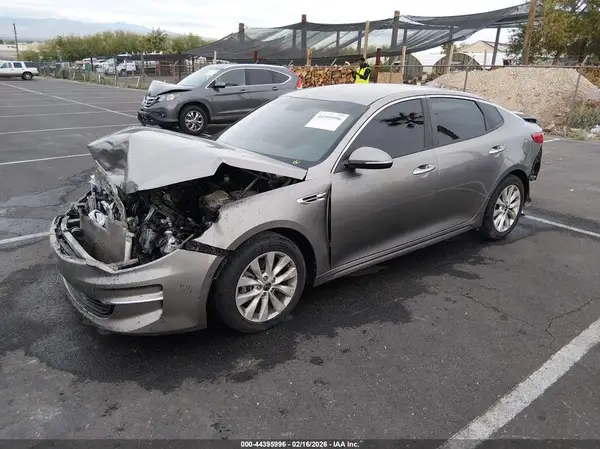 5XXGT4L34JG261568 2018 KIA OPTIMA - Image 2