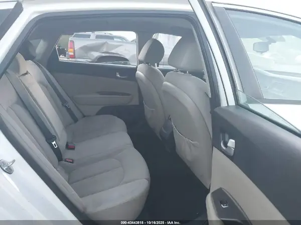 5XXGT4L35GG010423 2016 KIA OPTIMA - Image 8