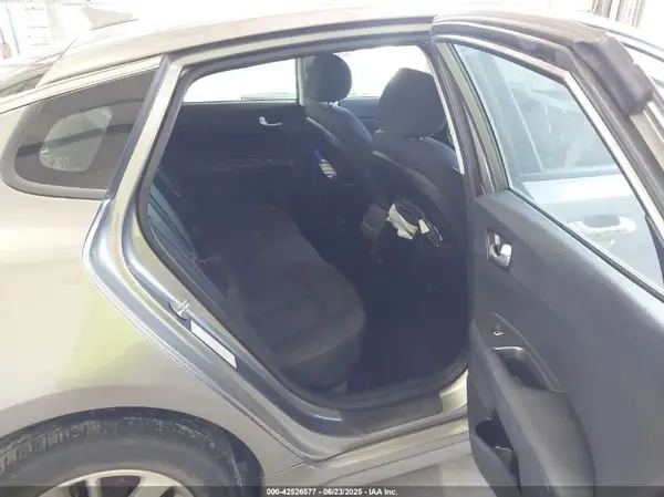 5XXGT4L35JG209561 2018 KIA OPTIMA - Image 8