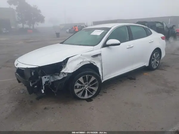 5XXGT4L35JG252071 2018 KIA OPTIMA - Image 2