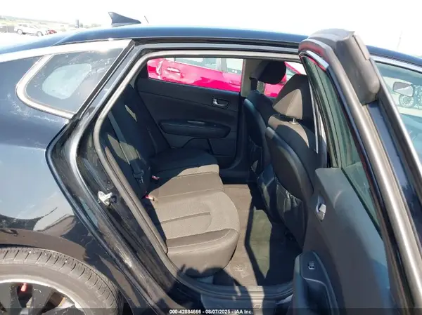 5XXGT4L35JG258243 2018 KIA OPTIMA - Image 8